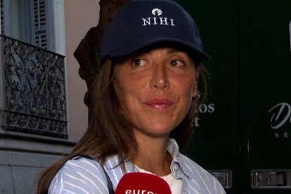 Tamara, con la gorra del lujoso hotel de Indonesia a su llegada a Madrid, mientras en Instagram hace creer que ahora está en la Polinesa Francesa. Europa Press.