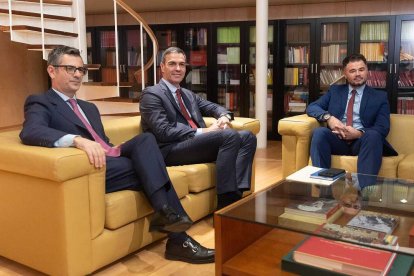 Pedro Sánchez junto a Gabriel Rufián y Félix Bolaños