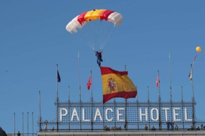 María del Carmen Gómez Hurtado salta con la bandera de España el 12 de Octubre