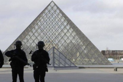 Las medidas de seguridad se han extremado en todo el país. En la imagen, soldados frente a la pirámide del museo