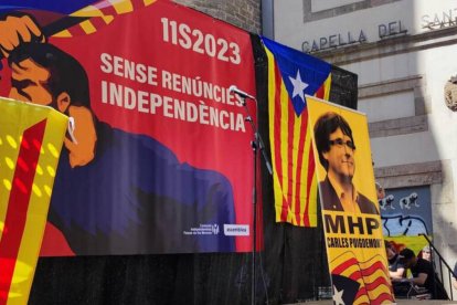 Banderas independentistas y la imagen de Puigdemont el día de la Diada