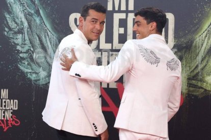 Mario Casas y su hermano Óscar en la premiére de su película "Mi soledad tiene alas".