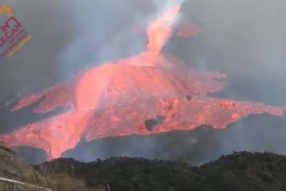 Desborde de la colada de lava en el cono principal. Foto: Involcán