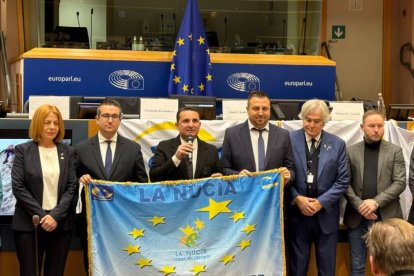 Bernabé Cano, alcalde de La Nucía, recogiendo el premio de "Villa Europea del Deporte" de manos de Francesco Lupattelli, pte ACES Europe, junto a los ediles Sergio Villalba y Pepe Cano