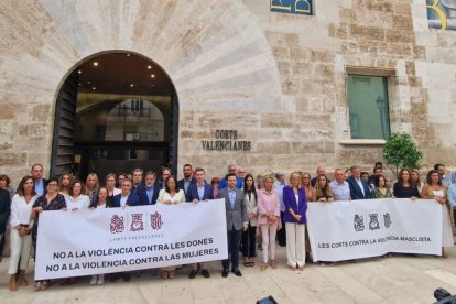 Minuto de silencio en Las Cortes valencianas a modo de condena de los asesinatos a mujeres en Castellón y Orihuela.