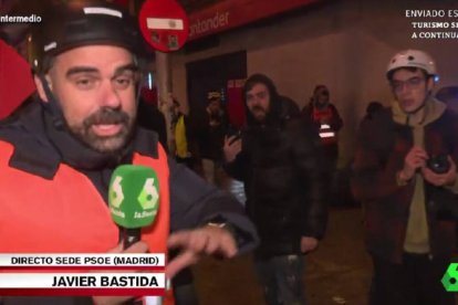 El reportero de 'El Intermedio', Javier Bastida, recibe insultos homófobos durante las protestas en Ferraz.