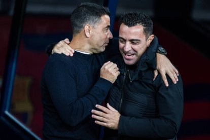 Míchel y Xavi Hernández, antes del encuentro de anoche en Montjuic.