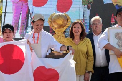 Kohei Hatashita, ganador del World Paella Day Cup y Cristian Raúl  Arroba, subcampeón, junto a la alcaldesa, María José Catalá - AYUNTAMIENTO DE VALENCIA