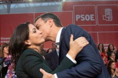 Andreu recibe el beso de Sánchez en un mitin del PSOE.