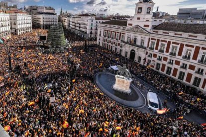 Cientos de miles de personas abarrotan la Puerta del Sol y las calles adyacentes