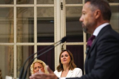 La alcaldesa de València, María José Catalá, observa al portavoz de Vox, Juanma Badenas, en la presentación del pacto de gobierno municipal.