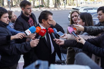 El torero Vicente Ruiz "El Soro", compadre de Arévalo, destrozado a la entrada del velatorio.