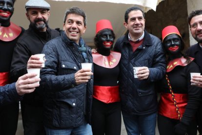 Mazón junto a los tradicionales pajes de Alcoy durante su visita al Campamento Real