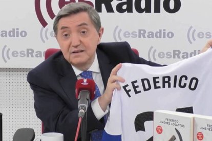 Federico Jiménez Losantos muestra, orgulloso, su regalo futbolero.