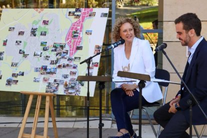 La alcaldesa de Torrent, Amparo Folgado (PP), junto al primer teniente de alcalde, Guillermo Alonso del Real (Vox), durante la rueda de prensa celebrada para hacer balance de los cien primeros días de Gobierno - AYUNTAMIENTO DE TORRENT