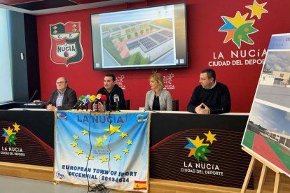 Los concejales nucieros Pedro Lloret, MªJesús Jumilla y Sergio Villalba junto a Bernabé Cano, alcalde de La Nucía