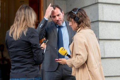 Óscar Puente, junto a dos periodistas, este miércoles a la entrada al Congreso.