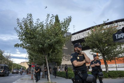 Agentes de la policía en las inmediaciones de la Fonteta.