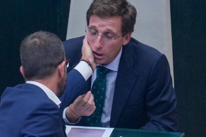 El socialista Daniel Viondi le toca la cara a Almeida