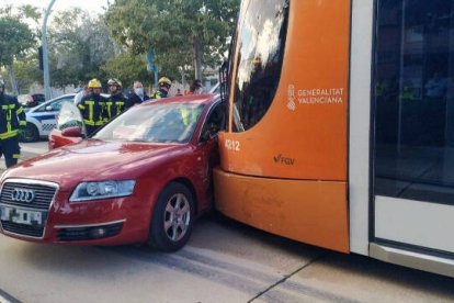 El tranvía ha arrastrado al vehículo durante varios metros