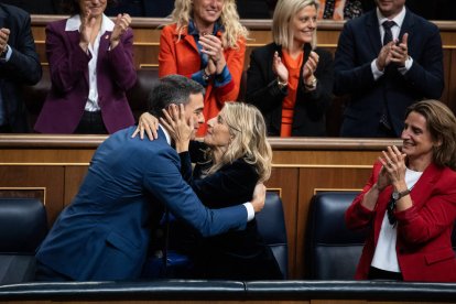 La vicepresidenta segunda y ministra de Trabajo y Economía Social en funciones, Yolanda Díaz, saluda al recién nombrado presidente del Gobierno, Pedro Sánchez