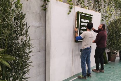 Instalación del mural de la Capitalidad Verde Europea en el Palau de la Música