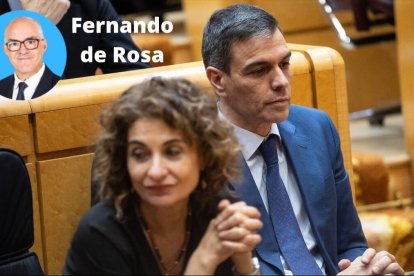 La vicepresidenta primera y ministra de Hacienda, María Jesús Montero y el presidente del Gobierno, Pedro Sánchez, durante el pleno del Congreso de los Diputados en el Senado.