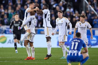 Lucas Vázquez celebra su gol al Alavés