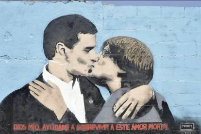 Pedro Sánchez y Carles Puigdemont besándose en un grafiti en Barcelona