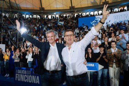 Alberto Núñez Feijóo junto a Alfonso Rueda en un acto del PP de Galicia