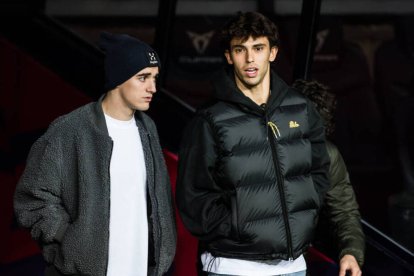 Los lesionados Gavi y Joao Félix, anoche en Montjuic, antes del Barça-Granada.