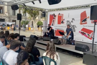 Francesc Anyó, dando su recital sobre "crecer la verga" en la Plaça del Llibre de Valencia