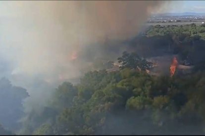 Imagen del incendio desde un edificio.