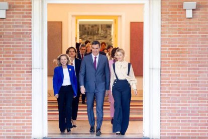 Pedro Sánchez junto a sus nuevos ministros y ministras del Gobierno