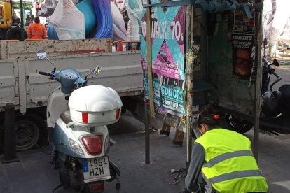 Retirada cabinas telefónicas en Valencia