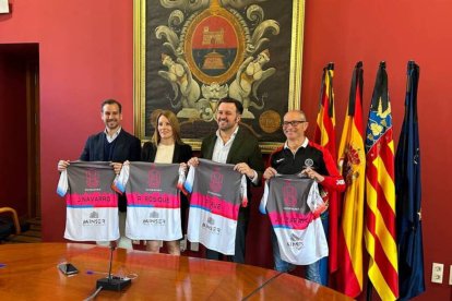 De izq. a drcha. José Navarro edil de deportes, Raquel Rosique presidenta de la Fundación del Deporte ilicitano, Pablo Ruz alcalde de Elche y José Valeriano Zapata presidente del Club Atletismo Elche Decathlon