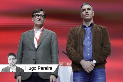 En la imagen se ve a Salvador Illa junto a Pedro Sánchez