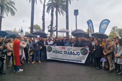 Concentración de los sindicatos de la Policía Nacional y Guardia Civil ante la Delegación del Gobierno de la Comunidad Valenciana / Sonia García