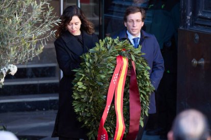 Ayuso y Almeida con una corona de flores a las víctimas del 11M