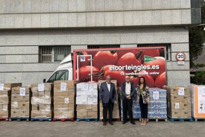 El Presidente de Banco de Alimentos, Juan Vicente Peral acompañado de la Directora de Comunicación y Relaciones Institucionales de El Corte Inglés de Alicante, Silvia Aguilar.