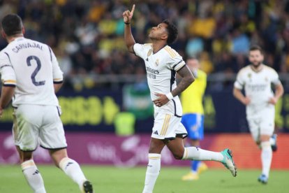 Rodrygo, celebrando uno de los dos goles que marcó este domingo en Cádiz.