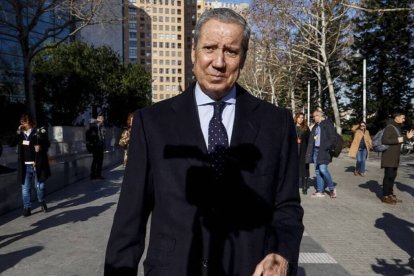 El expresidente de la Generalitat Valenciana y exministro de Trabajo con el PP, Eduardo Zaplana, a su llegada al juicio por el caso Erial, en la Ciudad de la Justicia de Valencia.