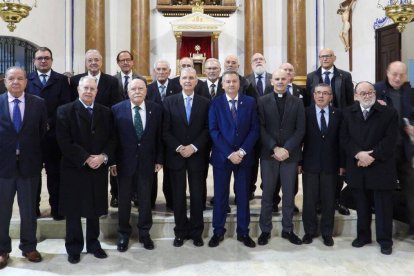 Miembros de la Hermandad del Caballero Cubierto ante el altar del Monasterio de San Juan de la Penitencia. Foto cortesía de  Gaspar Poveda.