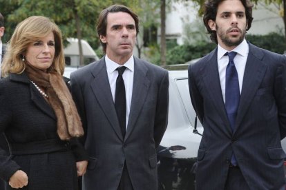 Alonso Aznar, junto a sus padres, Ana Botella y el ex presidente.