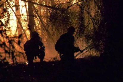 Bomberos en el incendio.