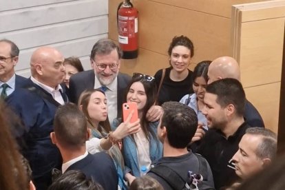 Universitarios del CEU UCH se fotografían con el expresidente Mariano Rajoy.