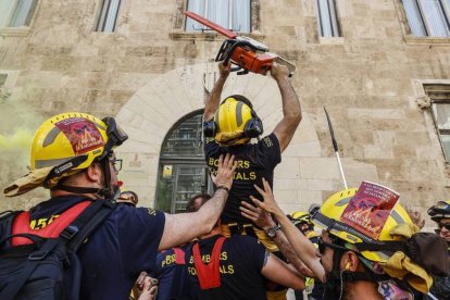 Bomberos forestales de la Generalitat valenciana frente al Palau de la Generalitat.