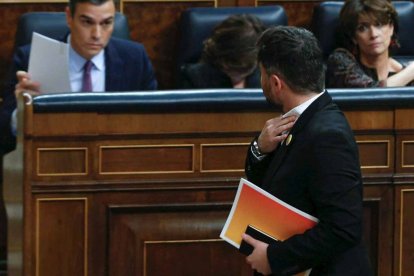 Rufián pasa por delante del escaño de Sánchez.