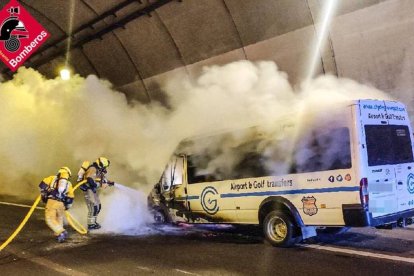 Furgoneta incendiada en el túnel de la AP-7.