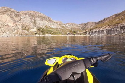 Una moto de agua frente a una cala del Cabo de Gata, en Almería.